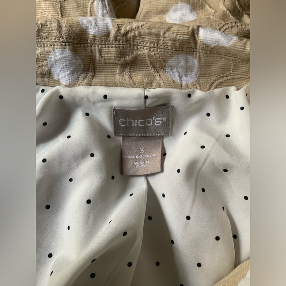 Chico’s WOMENS Size XL TOP, BUTTONED FRONT/PLEATED BACK/EMROIDERED, EUC - Picture 3 of 3